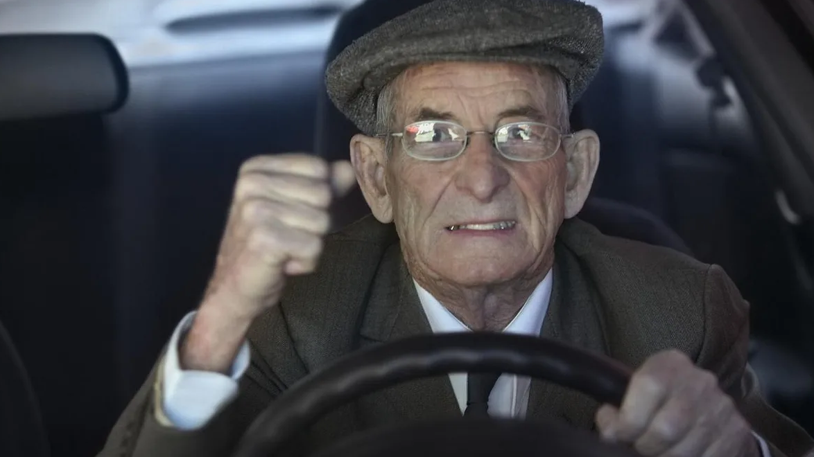 Пенсионерам в РФ хотят запретить ездить за рулём. Что за закон и кого это коснётся