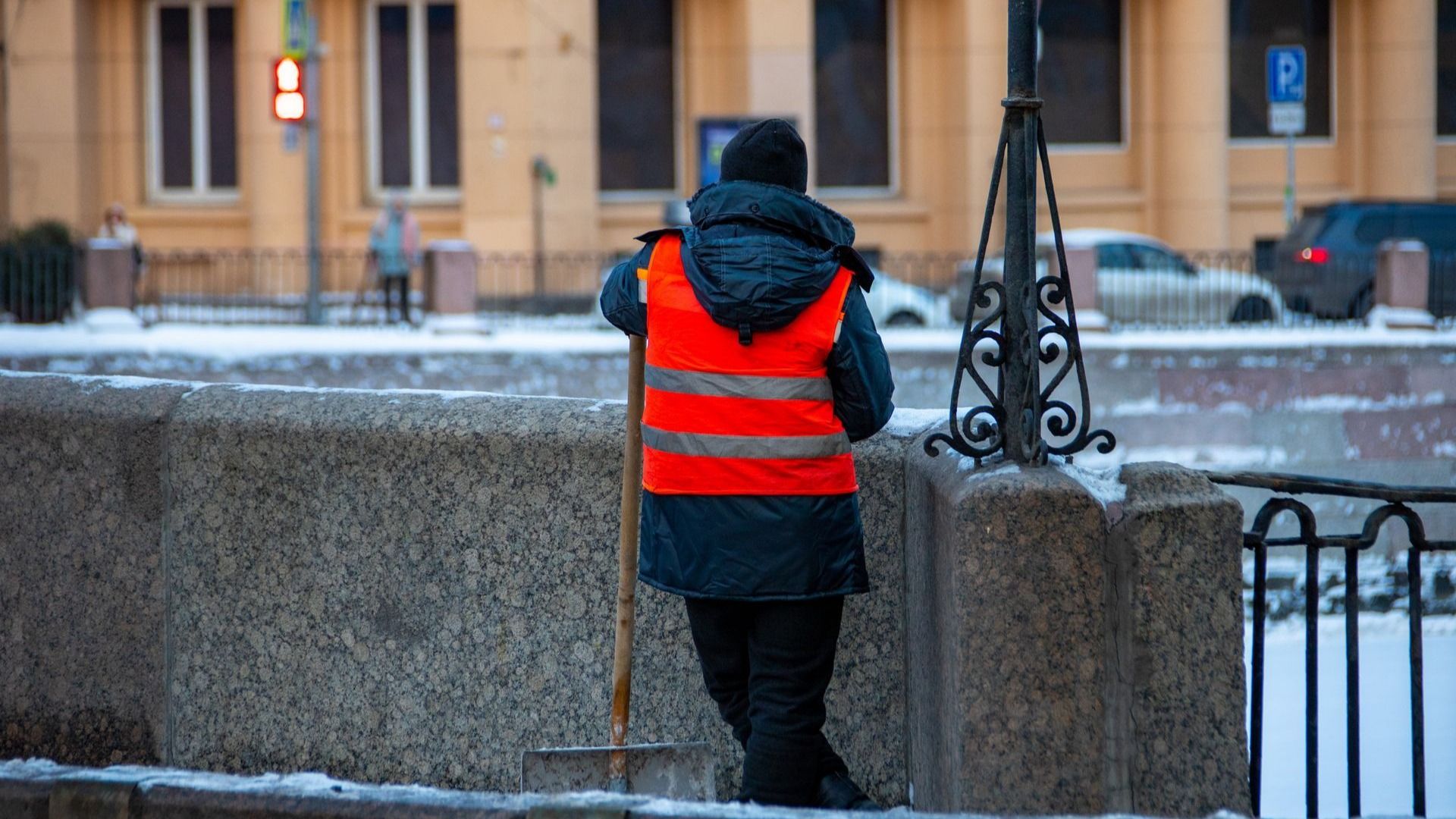 В Петербурге коммунальщик без стеснения справил нужду прямо на улице на глазах у прохожих