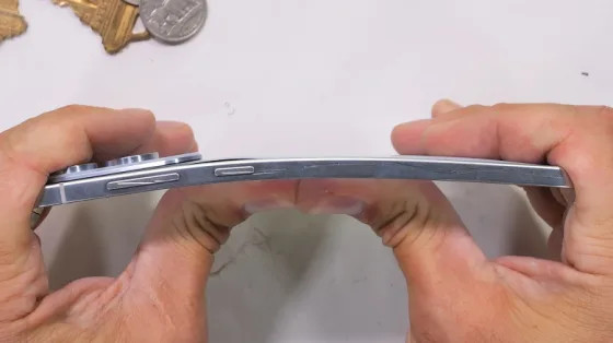 Можно ли погнуть руками тонкий Samsung Galaxy S25 Edge? Эксперименты блогера JerryRigEverything дают ответ