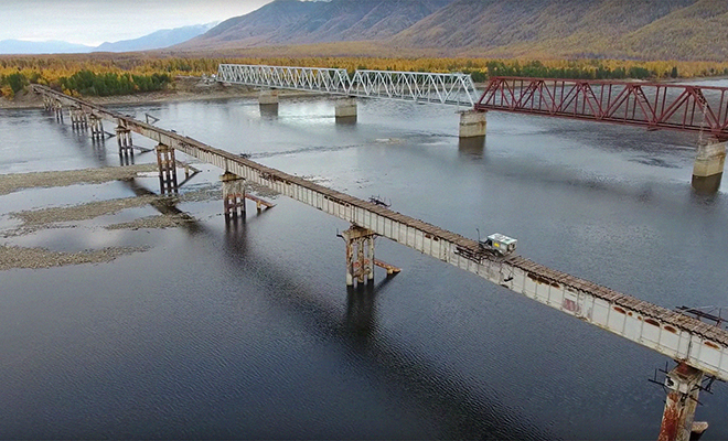 Водитель фуры из Сибири показал самый опасный мост России: его ширина 1,5 метра при длине километр Культура