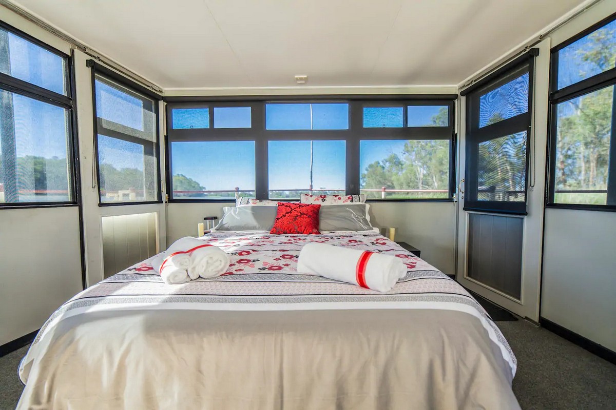 Пара превратила старинную лодку в роскошный плавучий дом дом