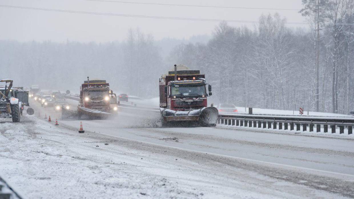Уральские инспекторы ДПС спасли семью, которая замерзала в машине на заснеженной трассе
