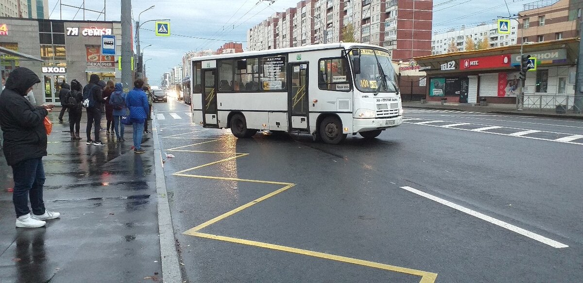 обязаны ли пропускать автобус отъезжающий от остановки