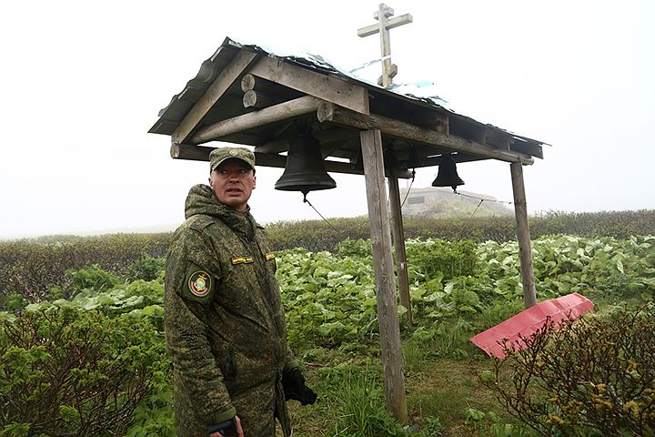 В середине 20-го века на Матуа стояла часть ПВО, потом была погранзастава – ее сняли в 2001 году и остров опять стал необитаемым на целых 15 лет