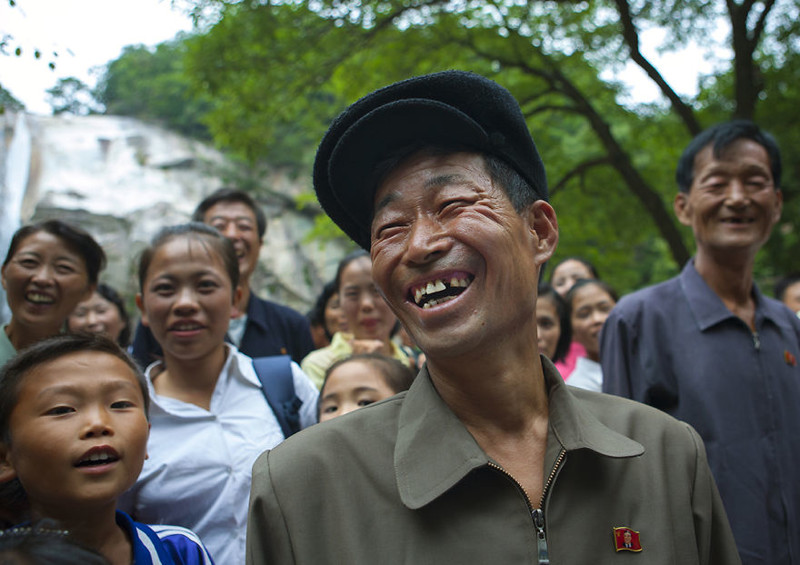 7. Управляющий электрической компании в парке Кэсона  житель, северная корея, улыбка, фотография