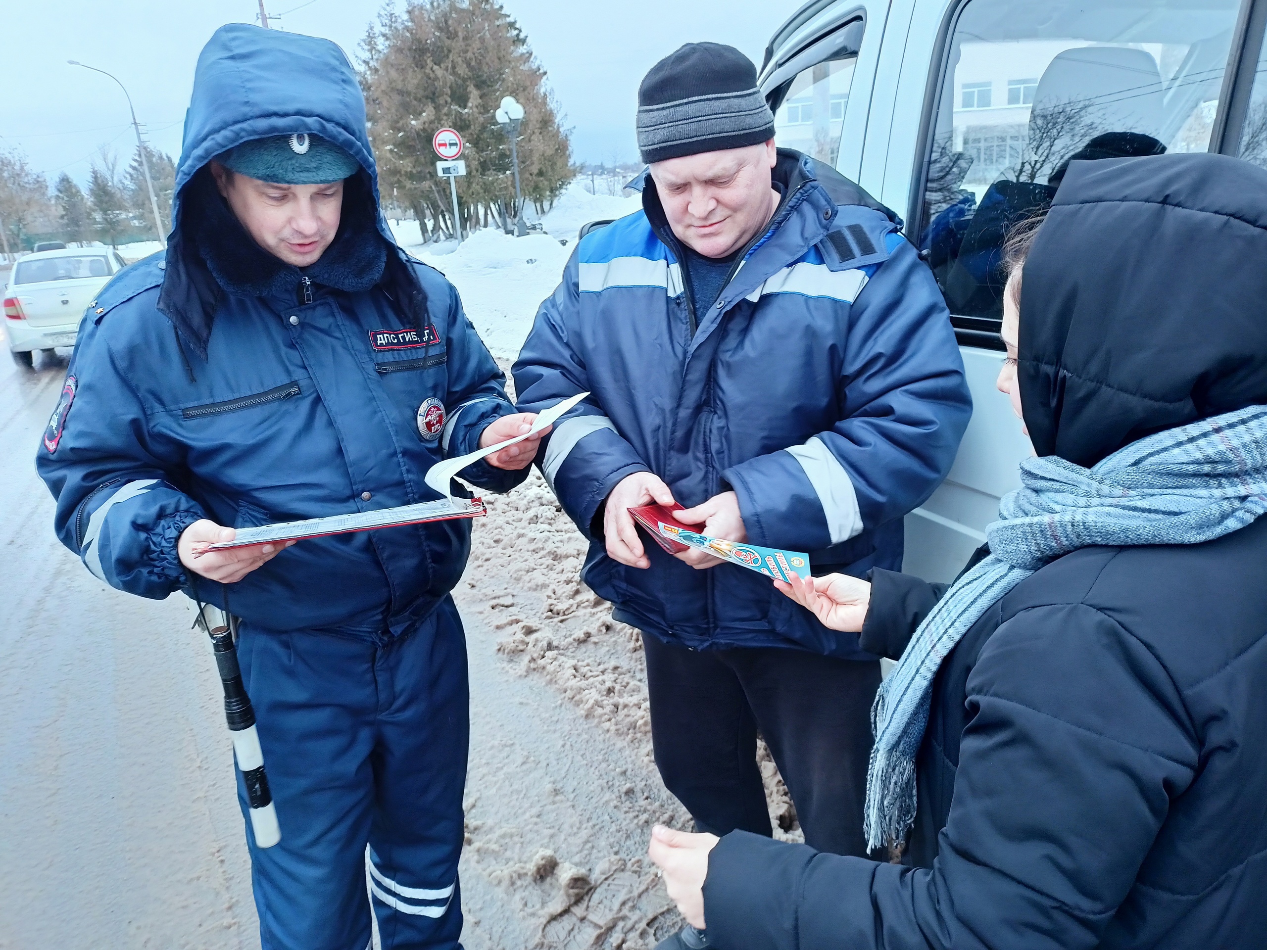 В Тверской области сотрудники ГИБДД Ржева и студентки призывали участников дорожного движения соблюдать ПДД