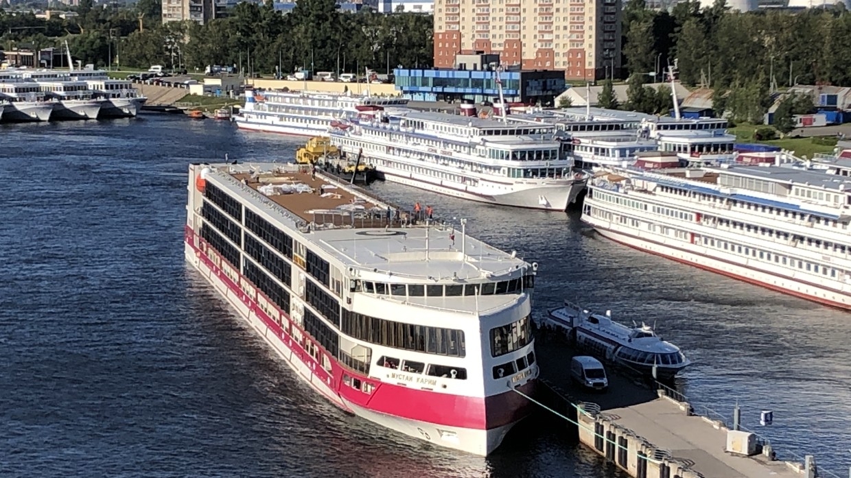 Прогулочное судно с десятками пассажиров село на мель в Петербурге Происшествия