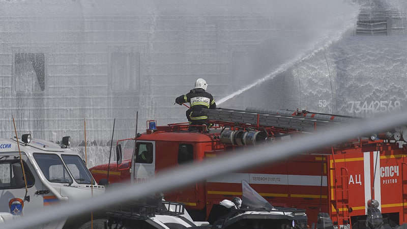 Сотрудники МЧС Омска ликвидируют пожар в административном здании