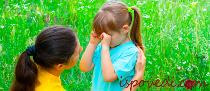 женщина утешает падчерицу