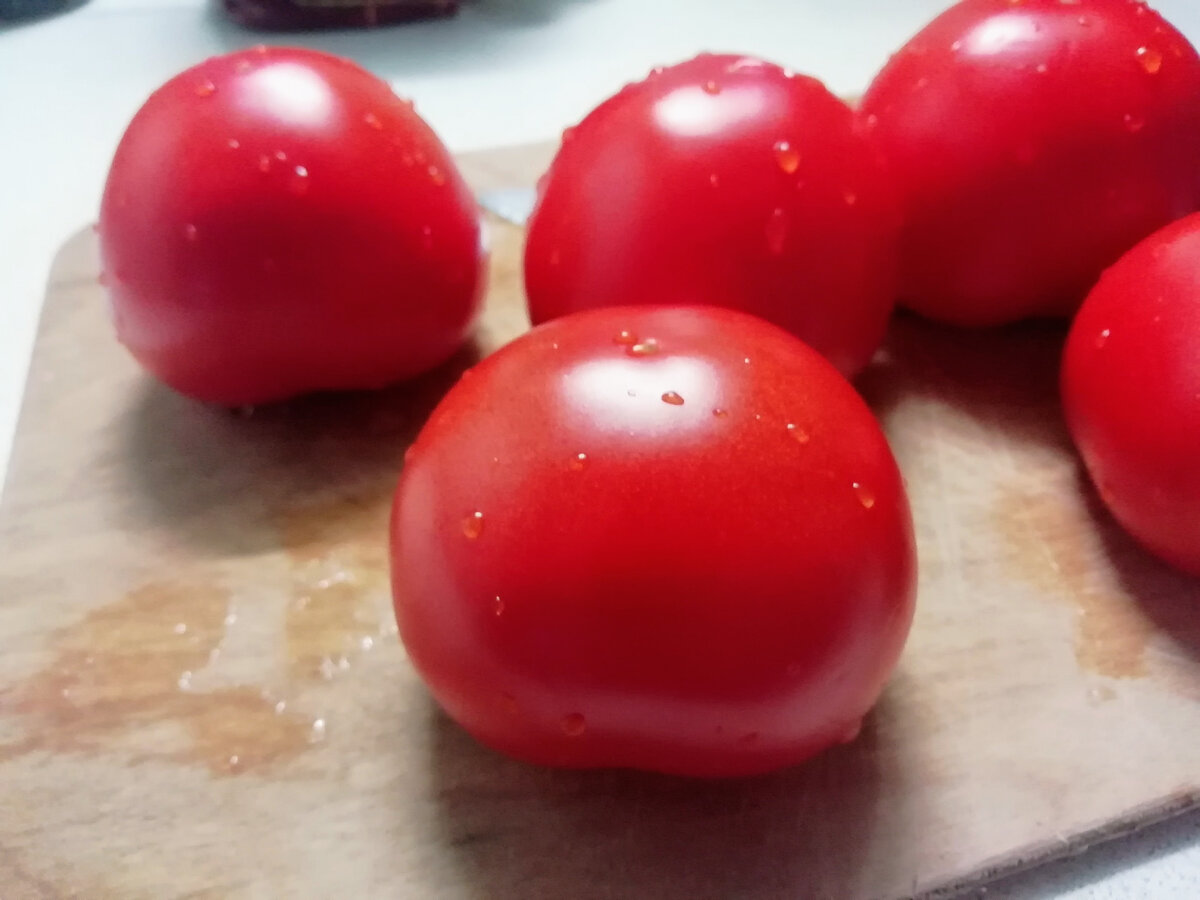 5 салатов с помидорами, которые стоит приготовить до конца лета. Простые рецепты на каждый день