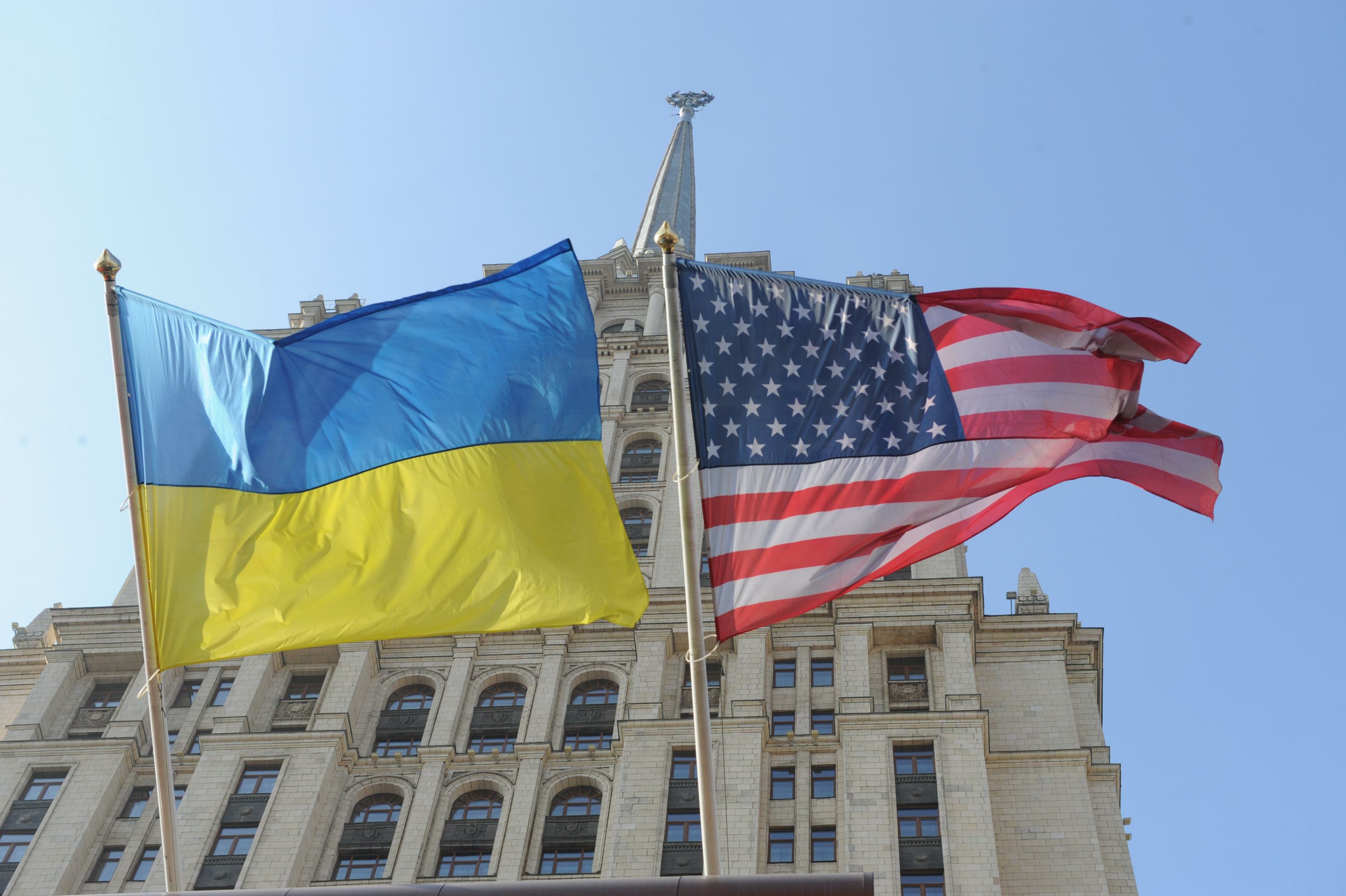 Сша потратила на украину. США РФ Украина флаг. Украинские флаг на здании МИД РФ. США Украина. Американский флаг в Украине.