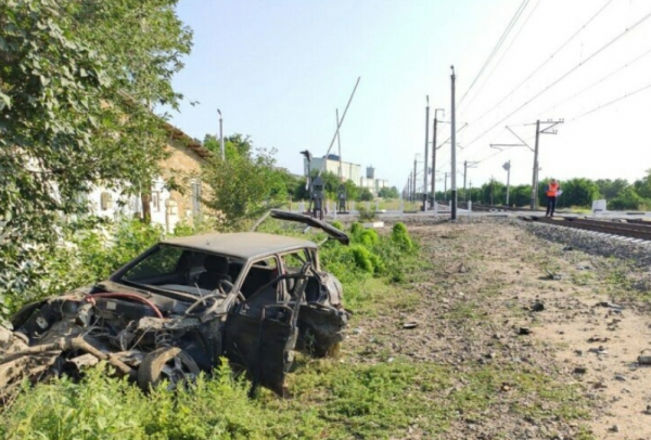 Автомобиль попал под поезд Санкт-Петербург-Севастополь