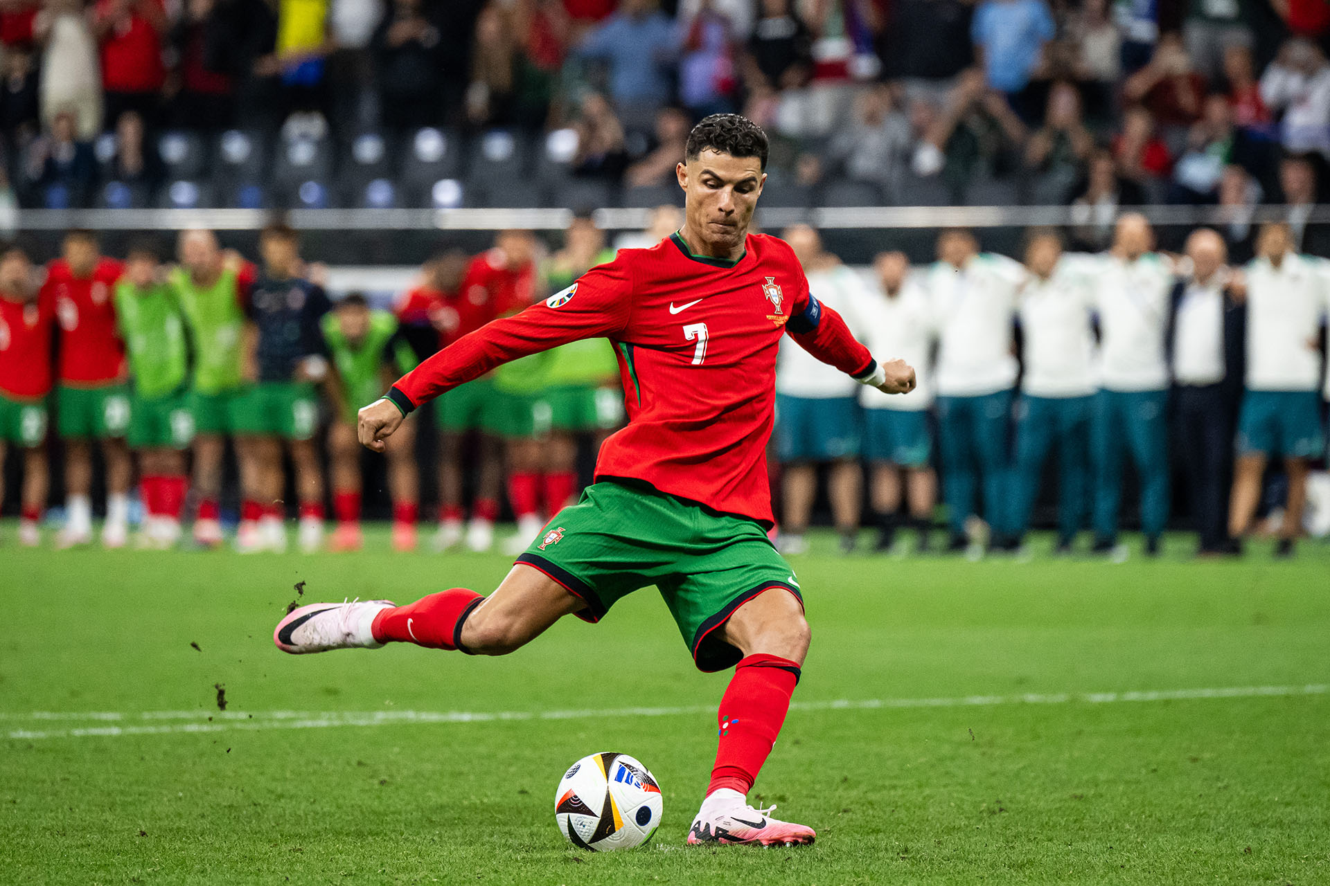 Криштиану Роналдо пробивает пенальти в матче со сборной Словении, 1 июля 2024 года