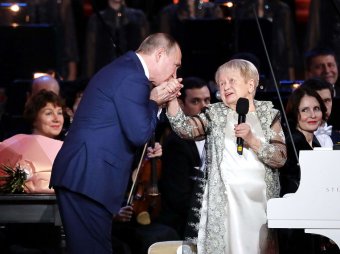 Видео, где Путин поздравил с юбилеем Пахмутову и отвернулся от Малахова, появилось в сети видео,концерт,наши звезды,новости,скандал,сплетни,шоубиz