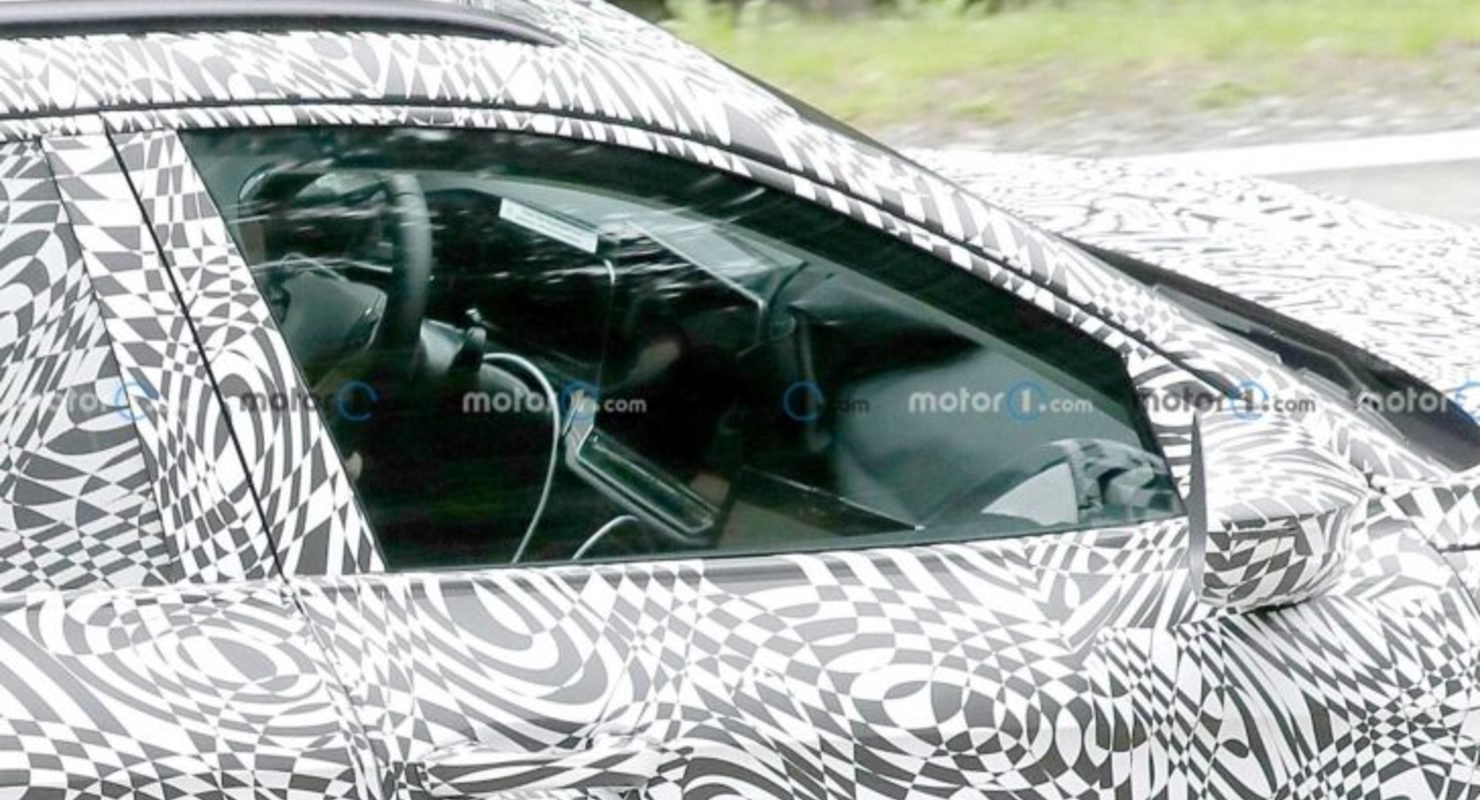 Компания SKODA тестирует на дорогах новый Superb 2023 модельного года в кузове универсал