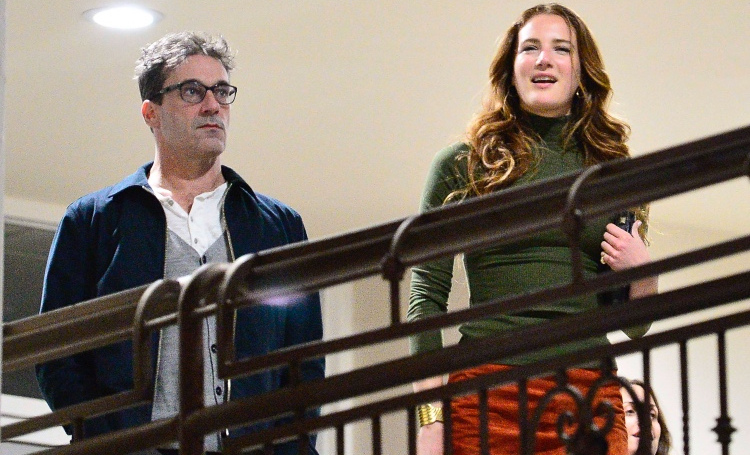 Звезда "Безумцев" Джон Хэмм встречается с бывшей коллегой на 17 лет младше него