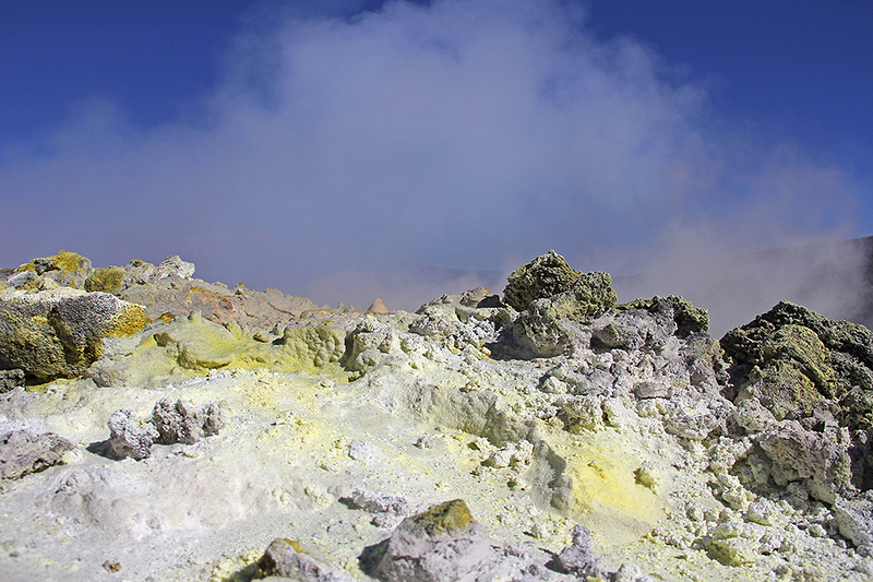 Фумаролы на склоне одного из кратеров Этны. Фото: Алиса Веселкова / Chrdk.