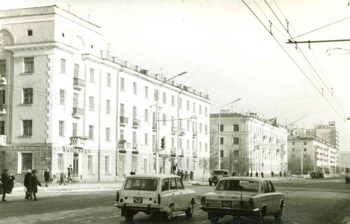 Вид на улицу Ленина и Булочная на углу. 