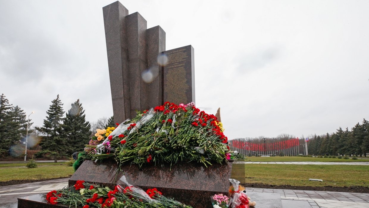 Памятник погибшим. Мемориал в Ростове на Дону катастрофы. Монумент Смоленской авиакатастрофы. Памятник погибшим в авиакатастрофе с птицами. Памятник погибшим авиакатастрофы под Междуреченском.