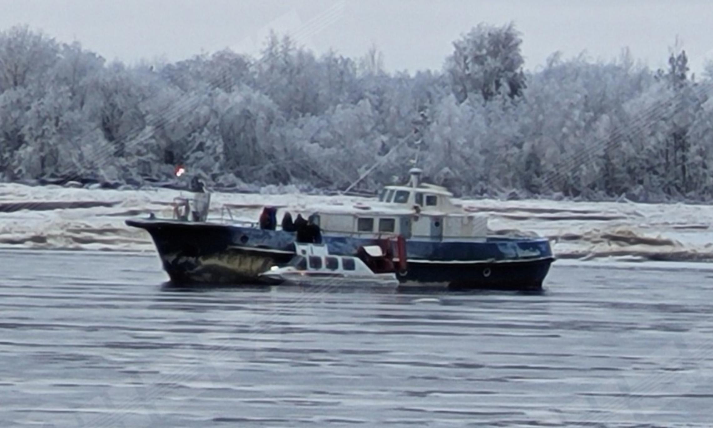 Теплоход «Капитан Митягин», застрявший с пассажирами посреди реки Онега, продолжает работу