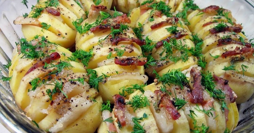 Картошка-гармошка в духовке: и сытный ужин, и гостям подать не стыдно