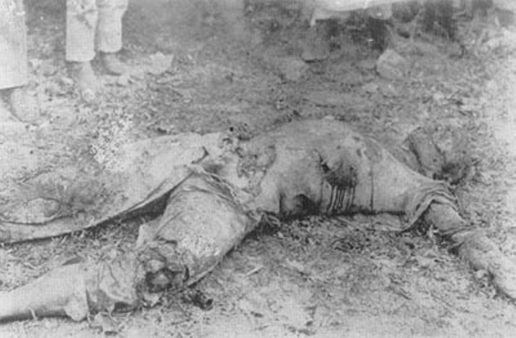 У жертвы перед смертью были перебиты ноги. 