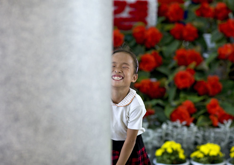 2. Девочка на фестивале цветов кимченирия, Пхеньян житель, северная корея, улыбка, фотография