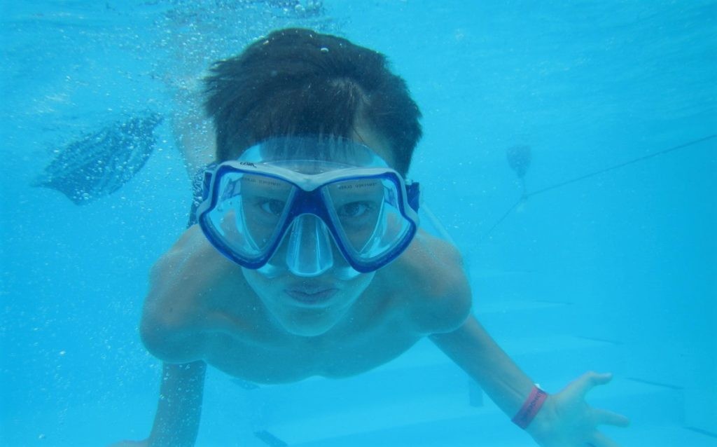 Подводная маска является идеальным средством защиты для глаз
