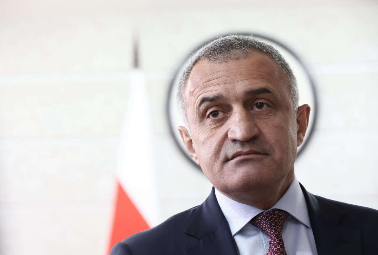 Действующий глава Южной Осетии Бибилов признал поражение на выборах Политика