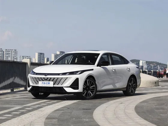 Просторный 192-сильный седан Changan — всего 72,9 тыс. юаней (830 тыс. рублей). Представлен обновленный Changan Eado
