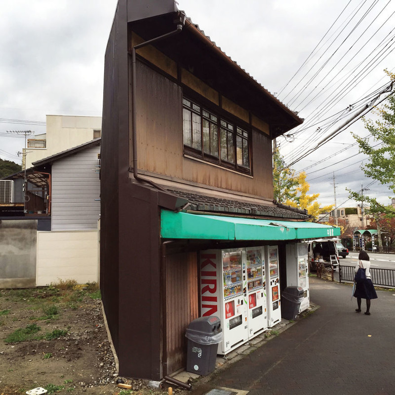 Автоматы по продаже прессы рядом с храмом Гинкакидзу архитектура, дома, здания, киото, маленькие здания, местный колорит, фото, япония