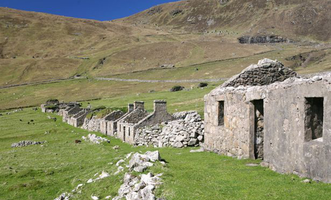 Остров у берегов Шотландии пустует уже 90 лет. Его жителей вывезли за 1 день, а причины до сих пор засекречены Остров у берегов Шотландии пустует уже 90 лет. Его жителей вывезли за 1 день, а причины до сих пор засекречены Культура