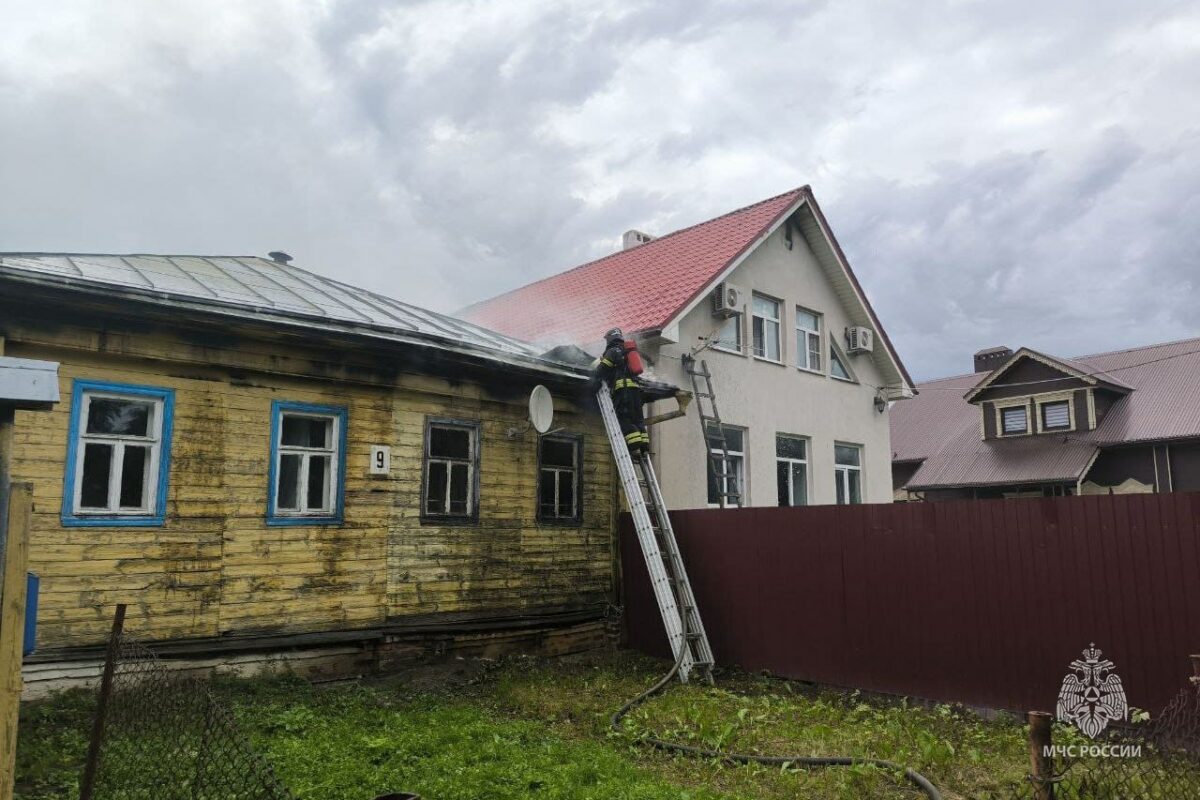 В Суздале во время пожара в жилом доме спасена пожилая женщина