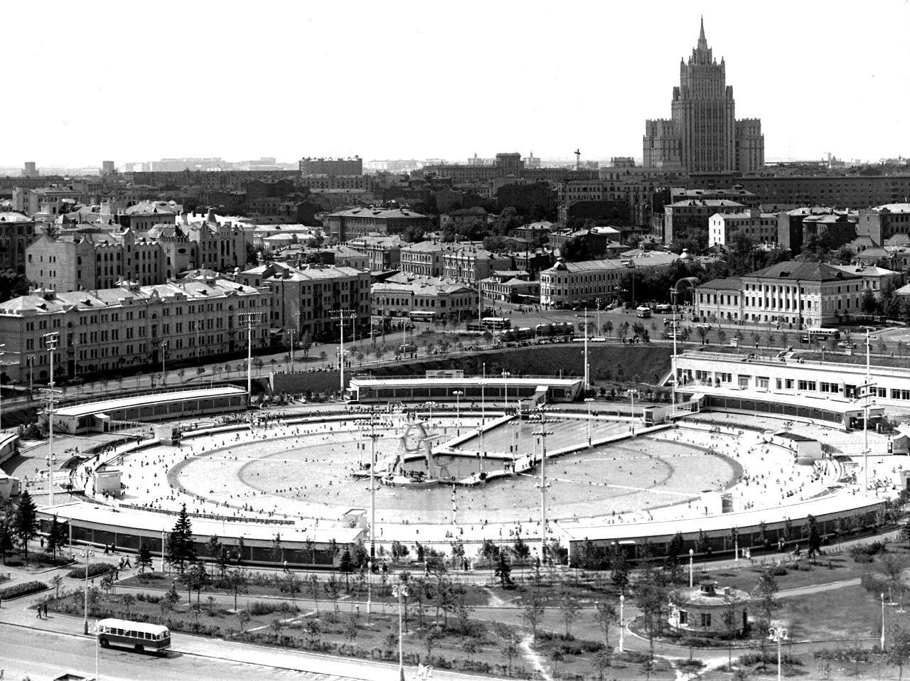 Храм христа спасителя бассейн. Бассейн Москва храм Христа Спасителя. Бассейн на месте храма Христа Спасителя в Москве. Открытый бассейн в Москве на месте храма Христа Спасителя. Бассейн Москва 1960.