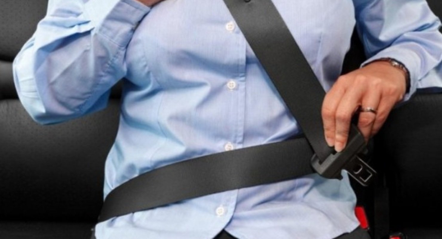 Как быстро перевернуть пряжку ремня безопасности?