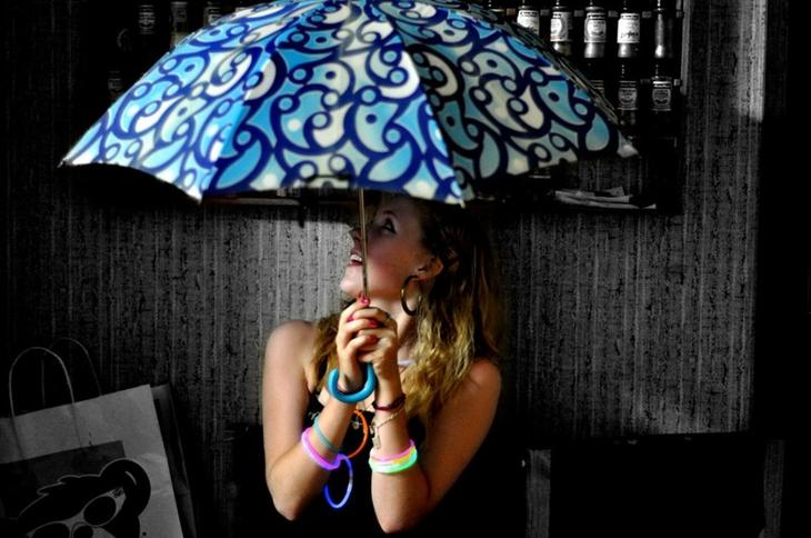 Открывать зонтик в помещении - к несчастью Хочу всё знать, объяснения, откуда берётся, приметы, приметы. суеверия, суеверие, суеверия