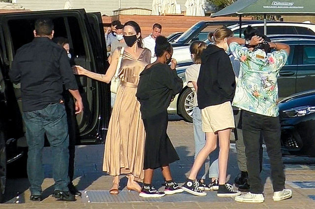 Анджелина Джоли в платье в греческом стиле с детьми на ужине в Малибу Анджелина Джоли в платье в греческом стиле с детьми на ужине в Малибу Звездные дети