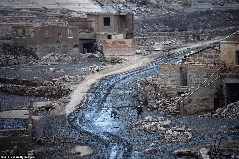 Улицы деревни, когда вода уходит. Фото: dailymail.co.uk 