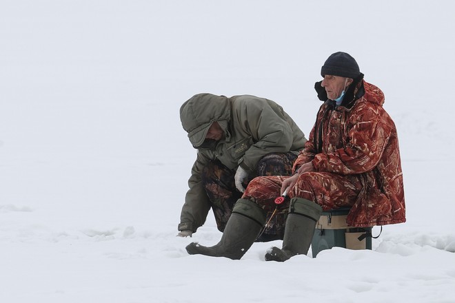 На Сахалине около 40 рыбаков унесло на льдине в море