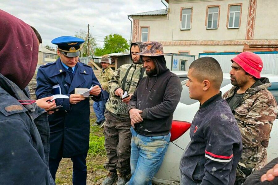 Ещё 45 нелегальных мигрантов выдворили из Новосибирской области