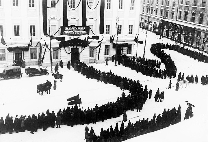 Прощание с Лениным у Дома союзов в январе 1924 года