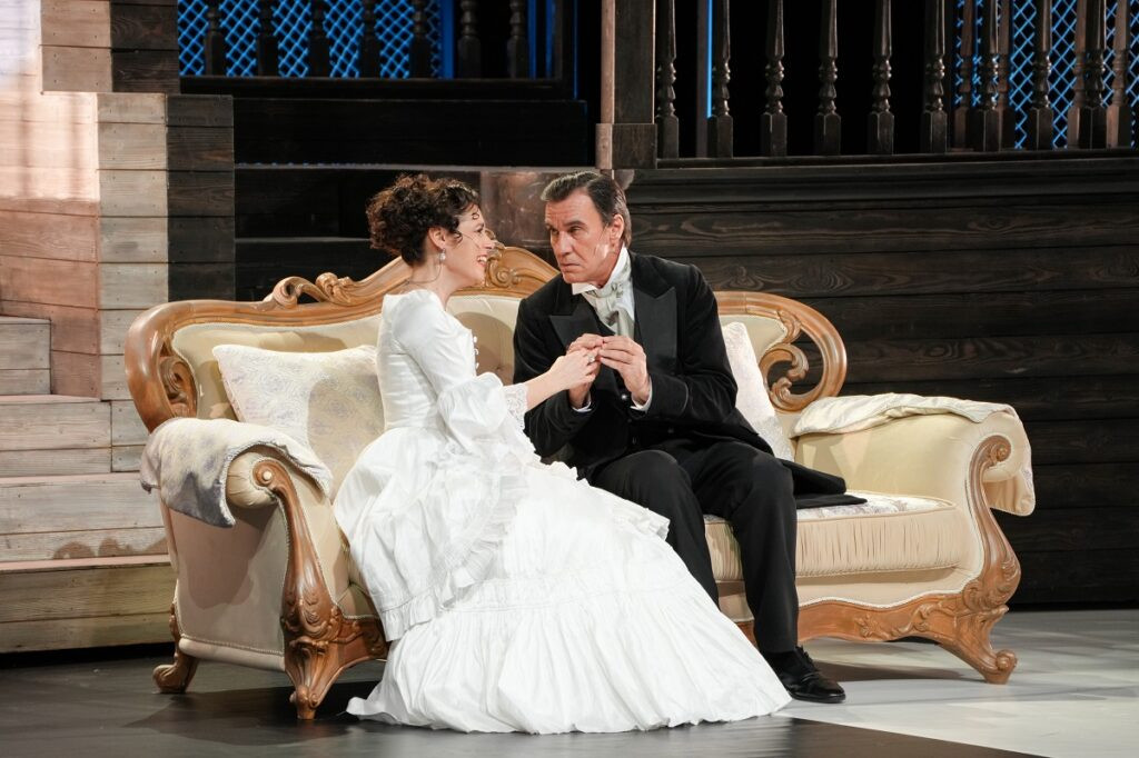 На сцене Театра сатиры разыграли классическую битву «Волков и овец»