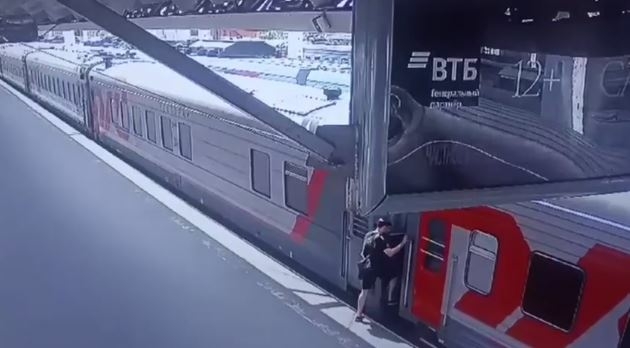 На Московском вокзале поезд протащил несколько метров зацепившегося мужчину