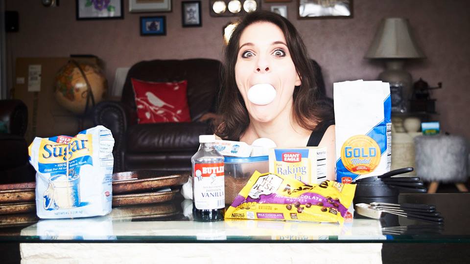 Поистине сильная женщина. У нее нет рук и ног, но она все равно умеет готовить, водить машину и шить! женщины,интересное,сила,фотографии