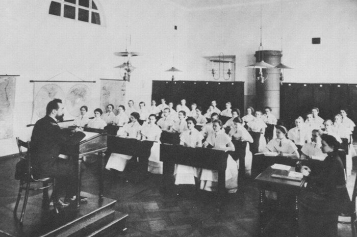 Женское образование в Царской России: как был устроен институт благородных девиц 