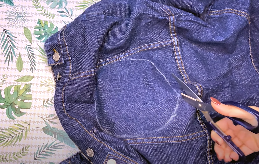 Без особенных навыков шитья из старых джинсовых вещей можно сделать очень полезную и стильную вещь на лето - джинсовую панаму.-3