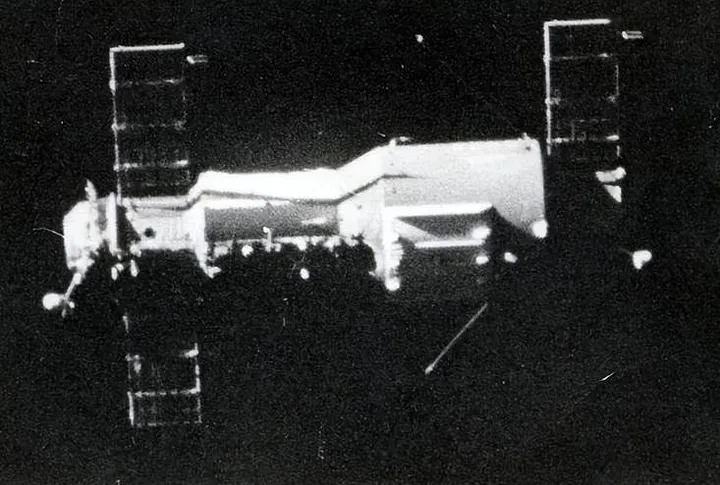 Полная хроника трагедии в истории пилотируемых космических полетов СССР В холодную ночь 1971 года советский космический корабль "Союз-11" бесшумно приземлился на безлюдной территории Земли.-16