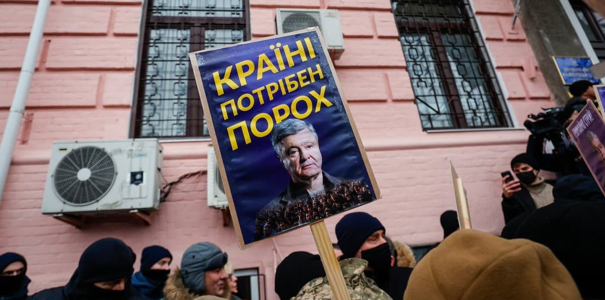 Обвинения экс-президента Украины Петра Порошенко в торговле с ЛДНР — это попытка действующей власти...