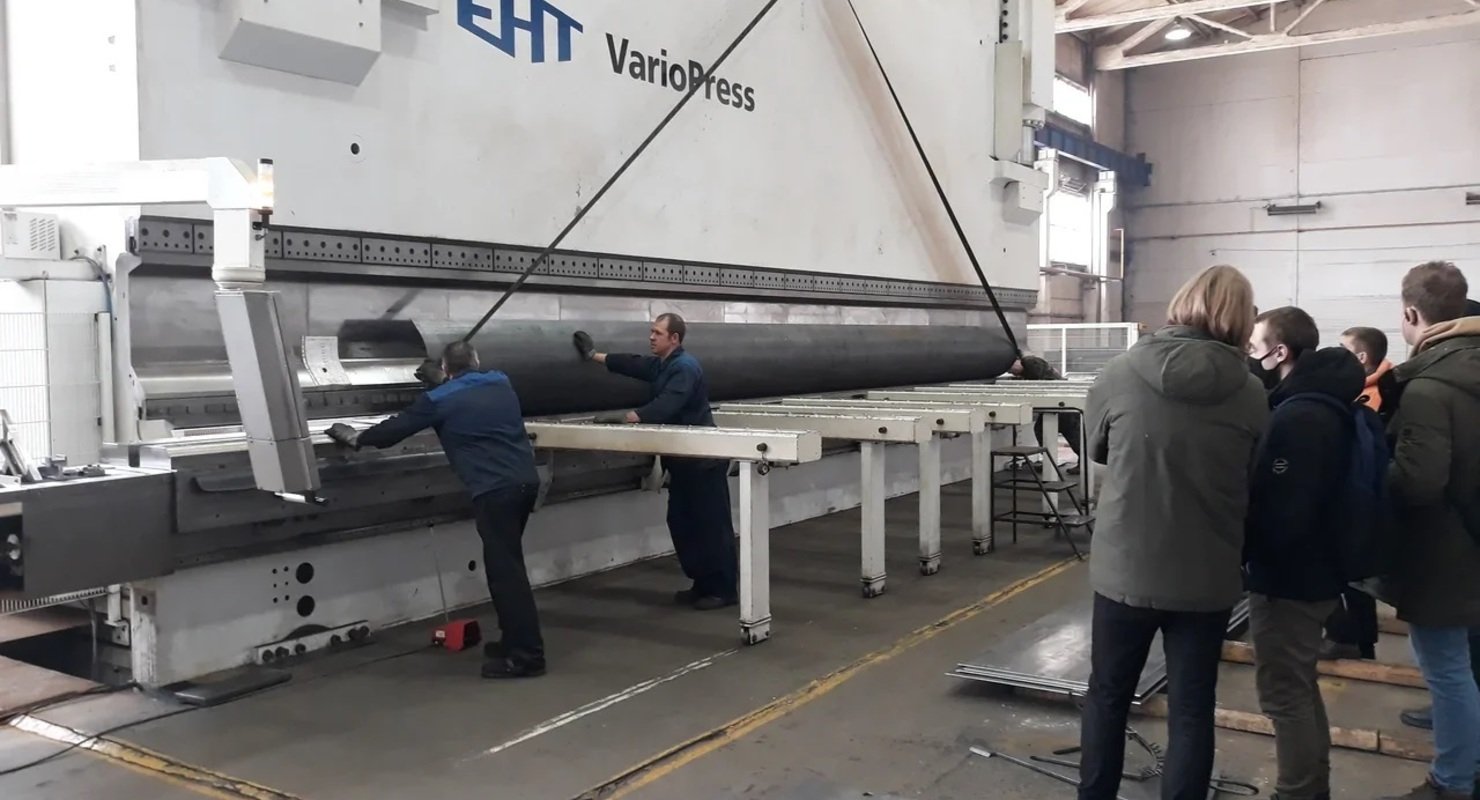 Студенты ЯГТУ познакомились с производством самых мощных кранов в России