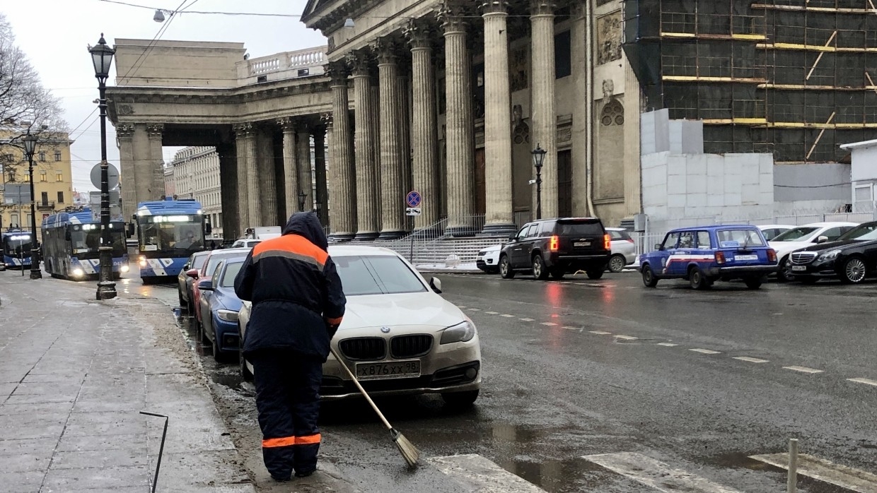 Снять вышедших. Убирают улицы Санкт-Петербург. Петербург благоустраивается. Уборка города СПБ.05. 04.22. Новости СПБ.